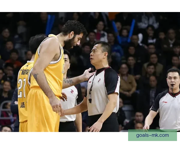 杨瀚森6+4遭针对被对手抱摔放倒却吃技术犯规 球迷怒吼裁判判罚不公